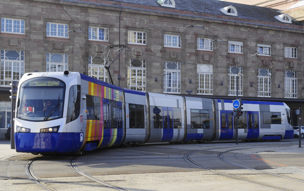 Der TramTrain (TT) Mulhouse ist ein Kombi-System nach Karlsruher Modell. Die Züge fahren auf der Strecke und im Takt der Linie 3 bis zu deren Endstelle in Lutterbach und wechseln dort auf die ehemalige SNCF-Strecke nach Thann über. Der TT wird mit den viel massiveren Avanto-Wagen von Siemens betrieben und trägt das Design von TER-Alsace (SNCF). Aufnahme: Wagen TT 26 vor dem Bahnhof Mulhouse, 22.3.17.