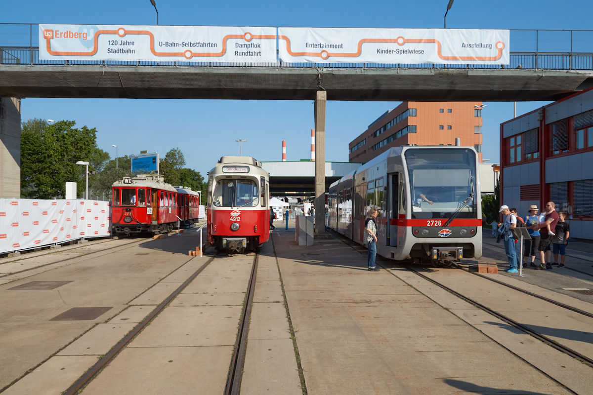 Der Tramwaytag 2018 am 26.05.2018 in Wien war anlässlich des 40-jährigen Bestehens der Wiener U-Bahn ein U-Bahn-Tag und fand im Betriebsbahnhof Erdberg statt. In einem Teil des Betriebsbahnhofes wurden Fahrzeuge mehrerer Stadtbahn-Generationen gezeigt. Der Triebwagen 2706 vom Typ N mit Beiwagen n 5538 von 1925 bildete die erste Generation und war auch im Straßenbahnnetz anzutreffen. In den 1980er Jahren wurde die Stadtbahn umgebaut und in das U-Bahn-Netz integriert. Zu dieser Zeit kamen die Triebwagen vom Typ E6, vetreten durch E6 4912, auf die Stadtbahn. Ab 1992 wurden diese Fahrzeuge durch die Typen T und T1 ergänzt beziehungsweise schließlich ersetzt. Der Typ T1 ist durch Wagen 2726 vertreten. 
