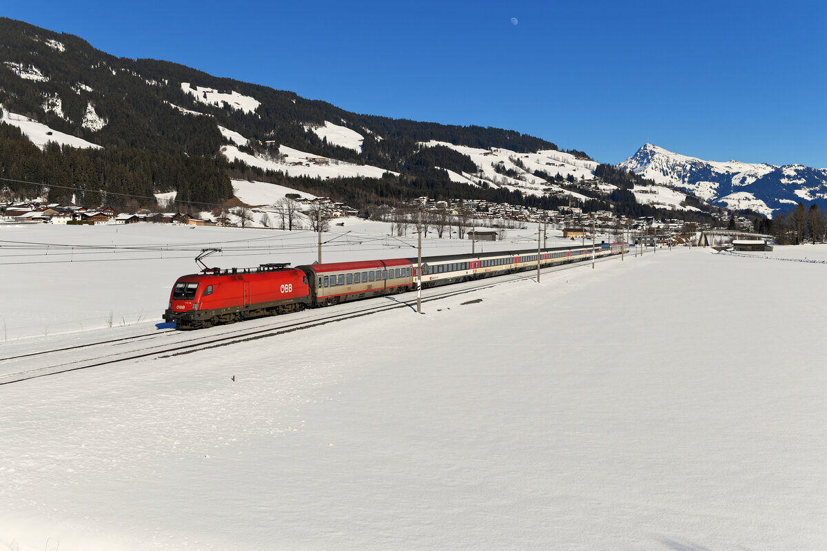 Der Transalpin ist mir immer ein Bild wert. Inzwischen besteht die Garnitur des inneralpinen Fernzuges hautsächlich aus Wagen der SBB. Am 12. Februar 2022 konnte ich die 1116.126 mit dem EC 164 auf der Fahrt nach Zürich HB bei Brixen im Thale fotografieren. Wetter und Schneeverhältnisse ließen keine Wünsche offen. Und der Mond wollte interessanterweise auch noch auf das Bild. 