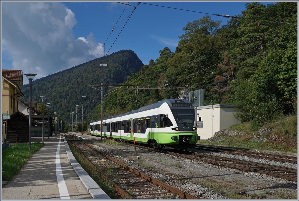 Der TransN RABe 527 331 auf der Fahrt von Neuchâtel nach Le Locle wendet im  Spitzkehr -Bahnhof von Chambrelien die Fahrtrichtung für seine Weiterfahrt.

3. Sept. 2020