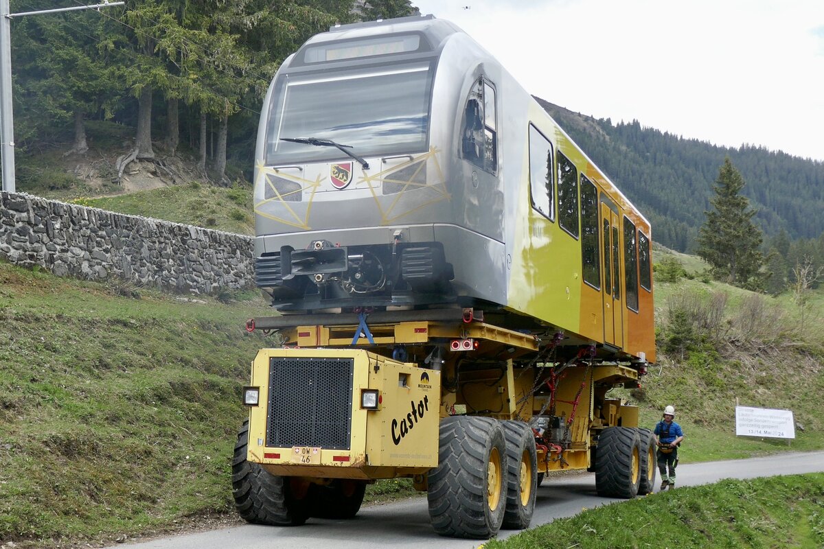 Der Transport des ersten Zugteils des Be 4/6 101  Eiger  am 13.5.24 weniger Mwter vor der Winteregg.