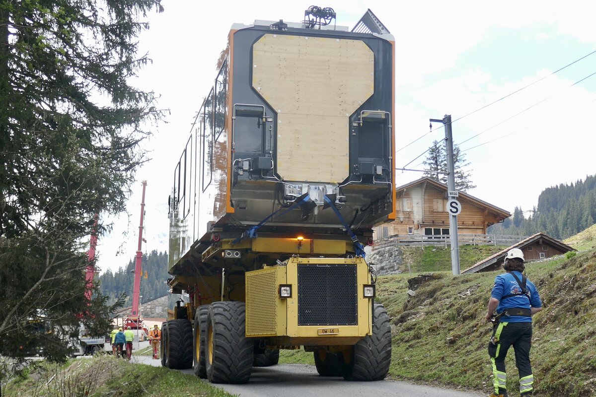 Der Transport mit dem ersten Zugteil des Be 4/6 101 am 13.5.24 vor der Winteregg.