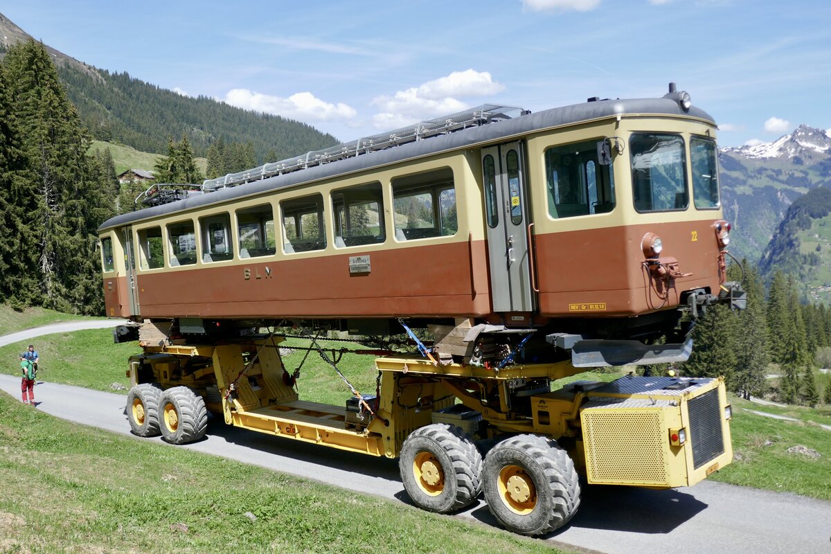 Der Transporter mit dem Be 4/4 22 mit dem man am 14.5.24 von der Winteregg ins Tal unterwegs ist.