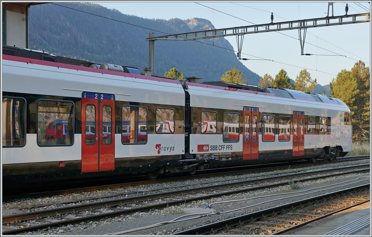 Der  TRAVVYS  Schülerzug spiegelt sich im SBB RABe 523 112-4, welcher hier gut erkennbar auch den TRAVYS Schriftzug trägt.

Vallorbe, den 21. Juli 2022