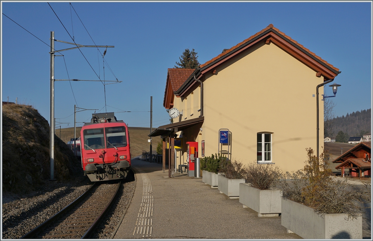 Der TRAVYS Domino RABe 560 mit B und ABt verlässt den kleinen Bahnhof Les Charbonnières in Richtung Le Brassus.

24. März 2022