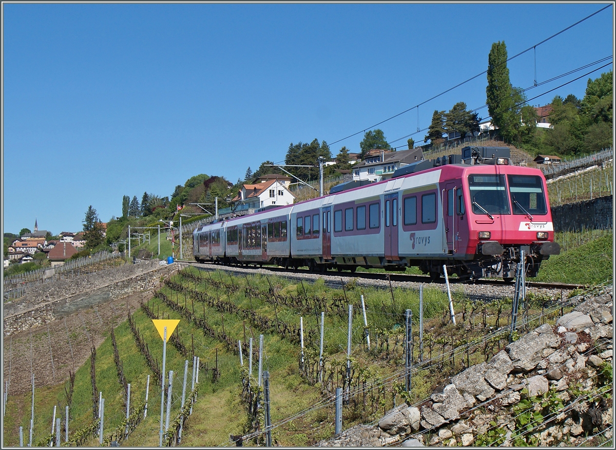 Der Travys Domino RBDe 560 384-0 im Einsatz auf der  Train des Vignes  Linie Puidoux-Chexbres - Vevey kurz nach Chexbres als S31 12065.
6. Mai 2015
