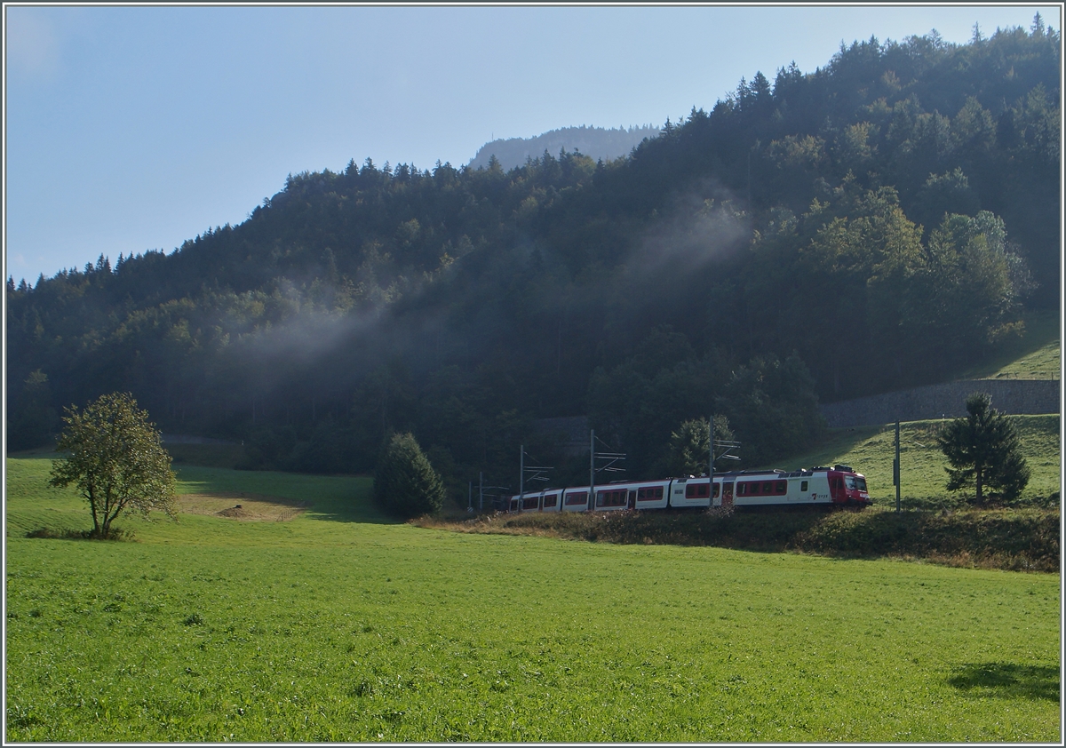 Der Travys (PBr) Regionalzug 4215 erreicht nach der langen Rampenfahrt beim nördlichen Ende des Lac de Brenet die Hochebne des Vallée de Joux.
5. Sept. 2014