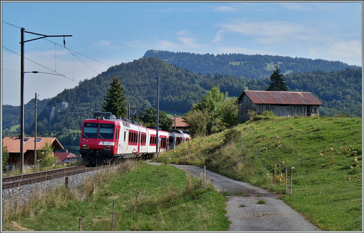 Der Travys (PBr) Regionalzug 4218 von Le Brassus nach Vallorbe erreicht in Kürze den Halt Les Charabonnières. 
5. Sept. 2014