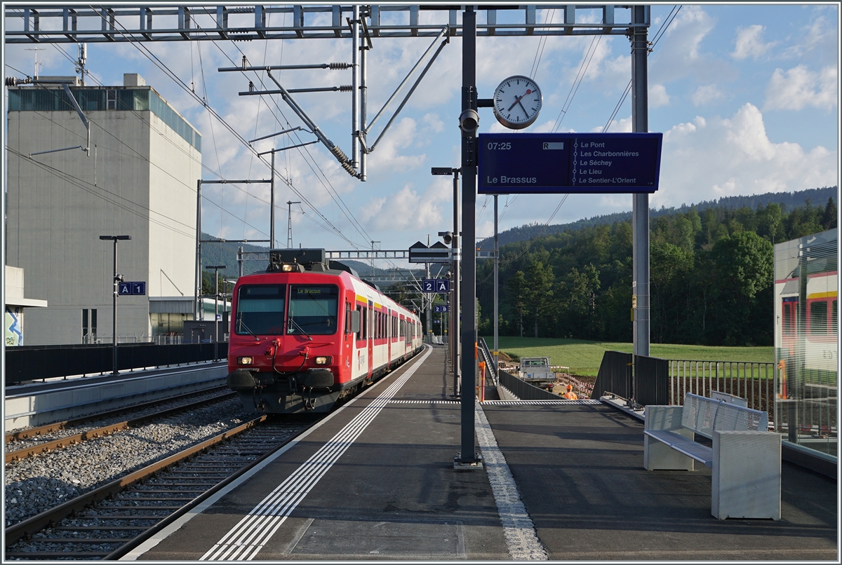Der TRAVYS RBDe 560 384-0 (RBDe 560 DO TR 94 85 7560 384-0 CH-TVYS)  Lac de Brenet  beim Halt im  neuen  Bahnhof von Le Day, wobei Gleismässig kaum was geändert wurde, sondern  nur  die Bahnsteige gut 500 Meter in Richtung Vallorbe versetzt. Neben dem Erfüllen der Gesetzlichen Vorschriften können hier künftig die Züge nach Vallorbe und dem Vallée de Joux geflüget werden und lang ersehnte Direktverbindungen anbieten. Dem steht der (Fotografische) Nachteil gegenüber, dass im Vallée de Joux künftig fast nur noch Flirt Züge verkehren werden. 

16. Juni 2022
