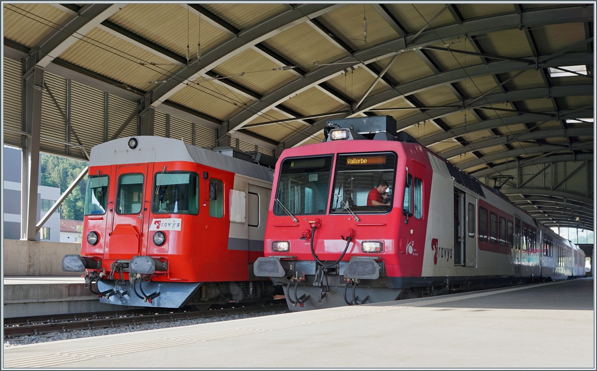 Der TRAVYS RBDe 567 174 (94 85 7567 174-8)  Fleurier  und der TRAVYS RBDe 560 384-0 (RBDe 560 DO TR 94 85 7560 384-0 CH-TVYS)  Lac de Brenet  warten in Le Brassus auf ihre Abfahrt nach Vallorbe. Während der  Domino  in Kürze abfahren wird, bleibt der RBDe 567 174 noch bis am Nachmittag in Le Brassus. 

16. Juni 2022 