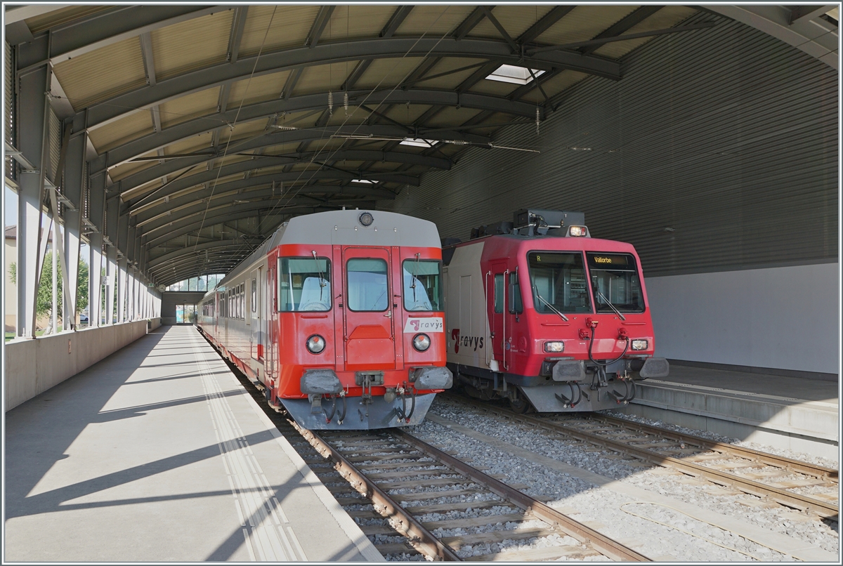 Der TRAVYS RBDe 567 174 (94 85 7567 174-8)  Fleurier  und der TRAVYS RBDe 560 384-0 (RBDe 560 DO TR 94 85 7560 384-0 CH-TVYS)  Lac de Brenet  warten in Le Brassus auf ihre Abfahrt nach Vallorbe. Während der  Domino  in Kürze abfahren wird, bleibt der RBDe 567 174 noch bis am Nachmittag in Le Brassus. 

16. Juni 2022 