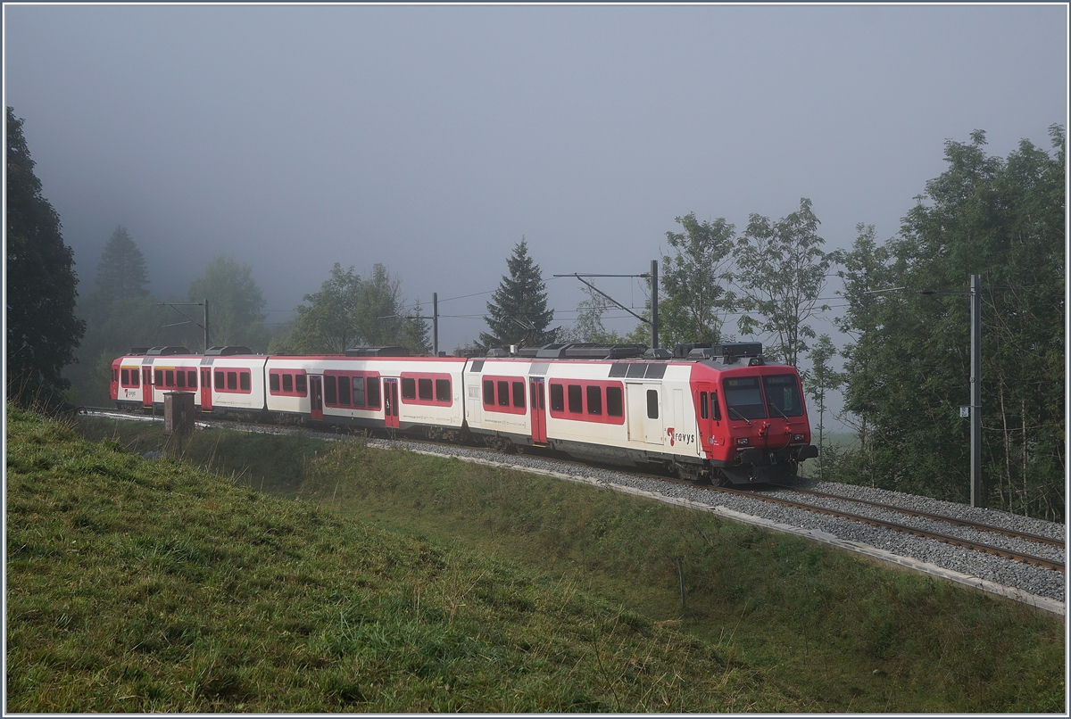 Der Travys Regionalzug 6013 von Vallorbe nach Le Brassus hat das Vallée de Joux erreicht und fährt nun durch den Nebel dem Lac Brennet entlang nach Le Pont. 
28. August 2018