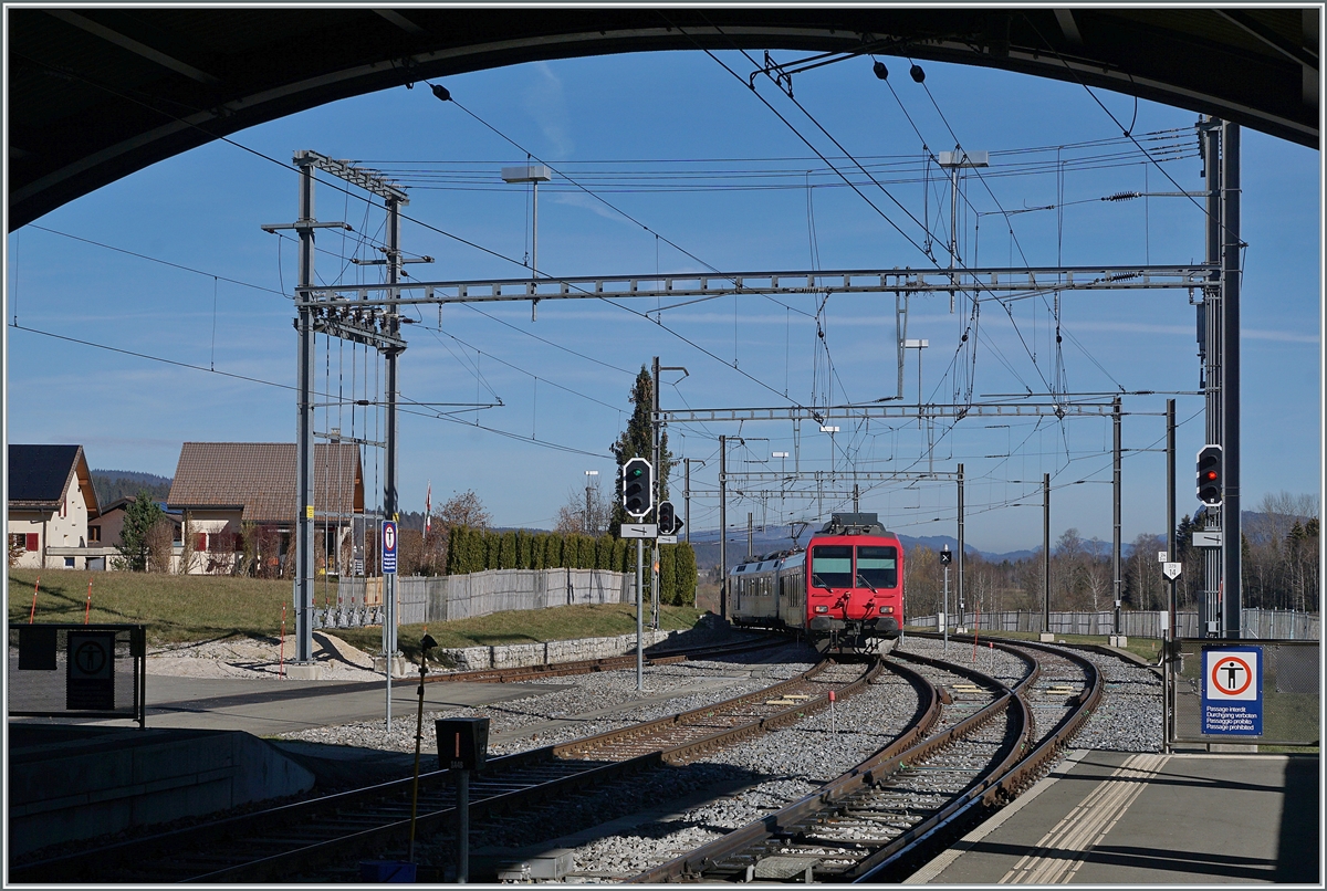 Der TRAVYS Regionalzug 6018 verlässt Le Brassus mit dem Ziel Vallorbe. Der Zug besteht aus folgenden Fahrzeugen: An der Spitze der TRAVYS RBDe 560 384 (UIC RBDe 560 DO TR 94 7 560 384-0 CH-TVYS) gefolgt vom Zwischenwagen B NPZ DO TR 50 85 29-43 384-1 CH-TVYS und am Schluss der Steuerwagen ABt NPZ DO TR 50 85 39-43 984-6 CH-TVYS. 

14. November 2020