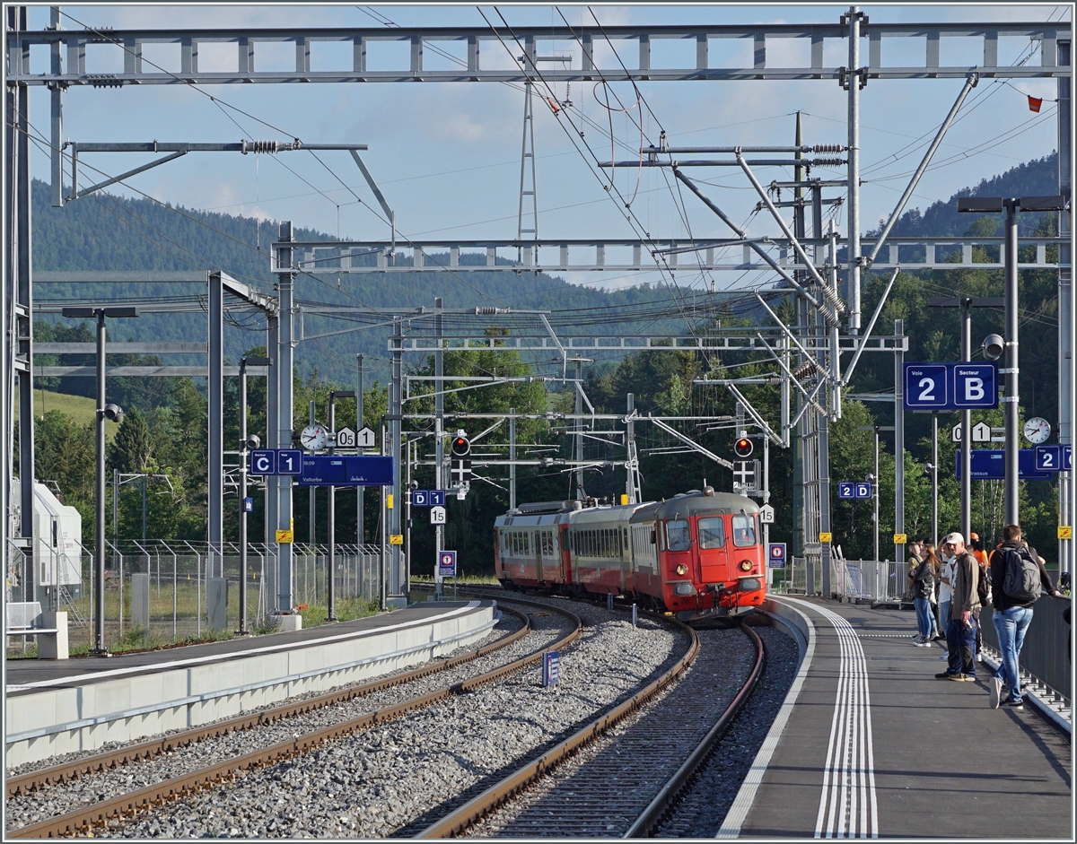 Der TRAVYS  Schülerzug  erreicht den  neuen  Bahnhof von Le Day, welchem gegenüber seinem Vorgänger jeden Anschein von Ambiente abhandengekommen ist. Der  Schülerzug  ist eigentlich gar kein richtiger  Schülerzug  fährt er doch auf der Hinfahrt im Grundtakt und bei der Rückfahrt ab Le Brassus als  normaler  Zusatzzug 6030 (ab 16.04), Montags bis Freitags, auch in den Ferien. 16. Juni 2022