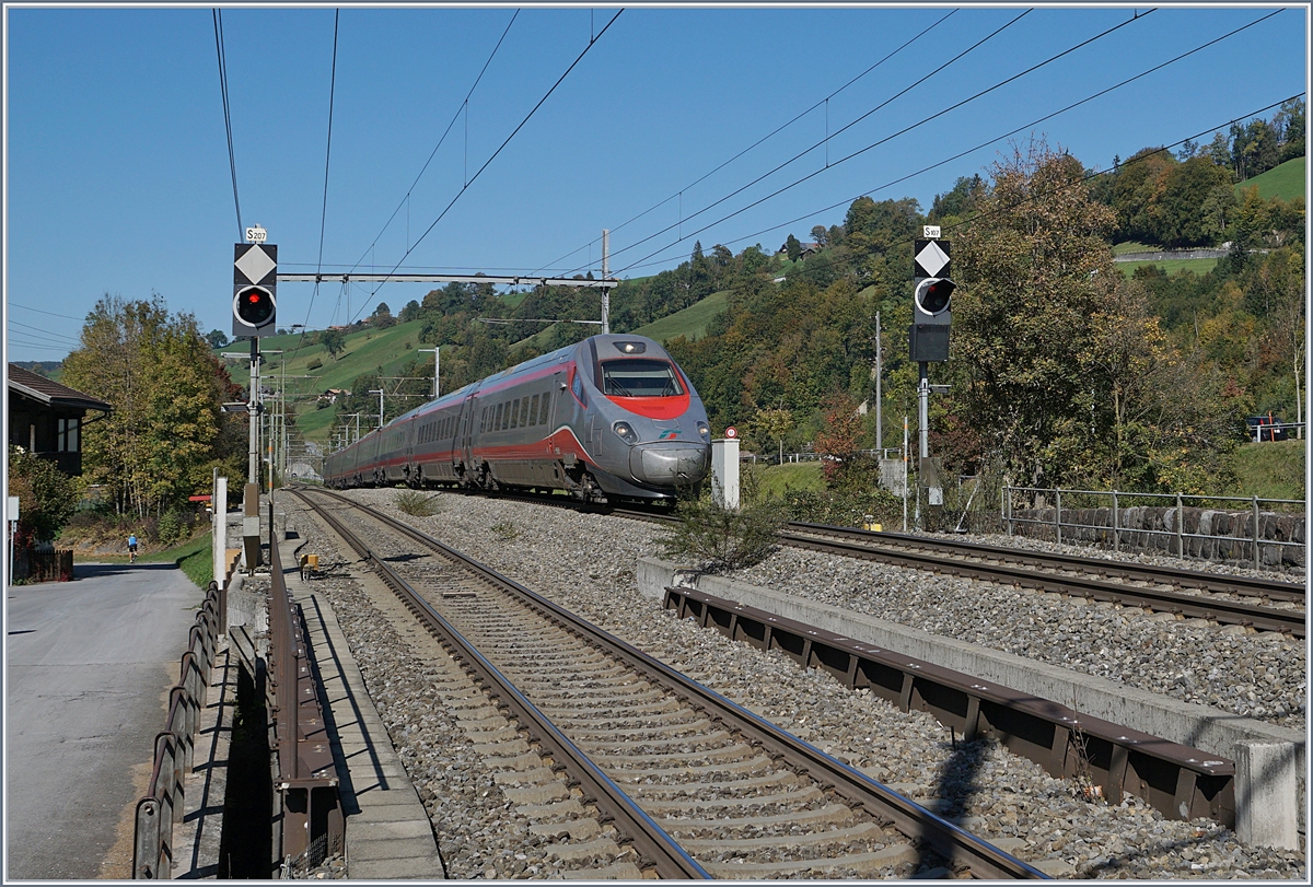 Der Trenitalia ETR 610 002 ist als EC 57 von Basel SBB nach Milano Centrale bei Mülenen unterwegs.
10. Okt. 2018
