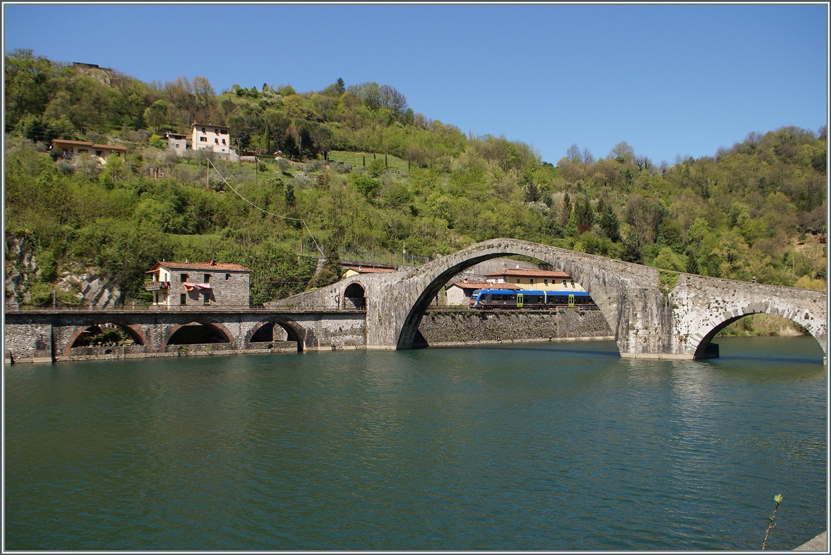 Der Trenitalia Regionalzug 6967 mit einem ATR 220  Swing  geführt, bei der Ponte della Maddalena, kurz vor dem Bahnhof Borgo a Mozzano. 

20. April 2015