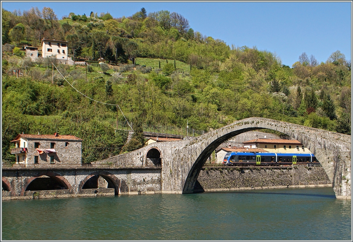 Der Trenitalia Regionalzug 6967 mit einem ATR 220  Swing  geführt bei der Ponte della Maddalena am 20 April 2015.