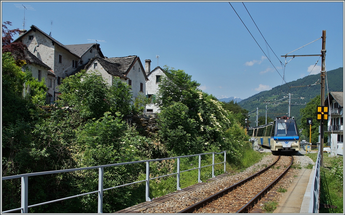 Der  Treno Panoramico  D 47 P beim Dorf Orcesco. 
10. Juni 2014