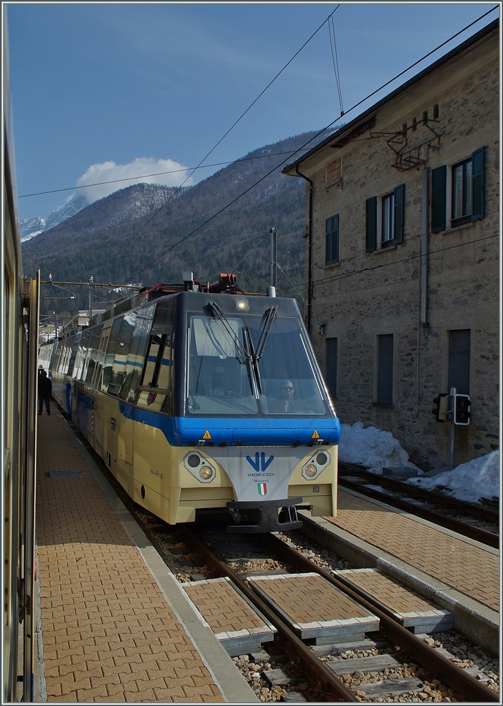 Der Treno Panoramico D 54 P von Locarno nach Domodossola erreicht Re, wo es unseren Zug nach Locarno kreuzt. 
19. März 2015
