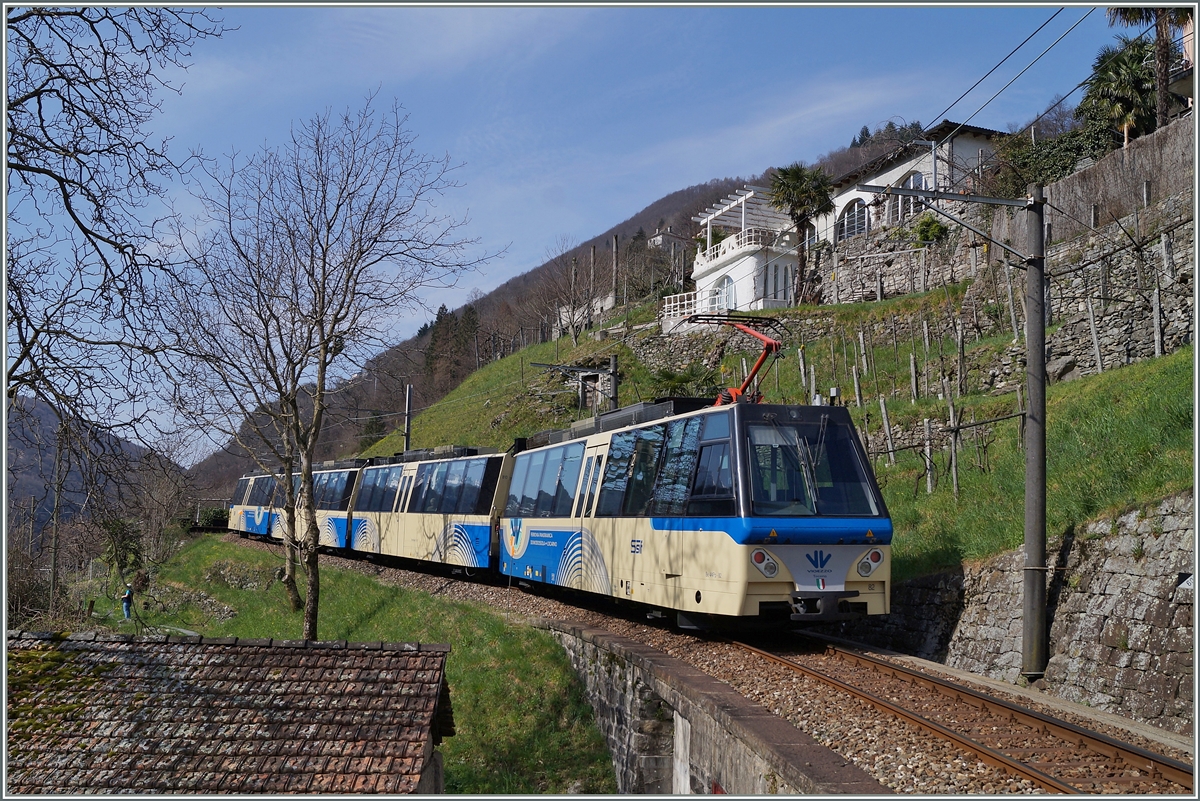 Der  Treno Panoramico Vigezzo Vision  40 von Locarno nach Domodssola bei Intragna. 
20. März 2014