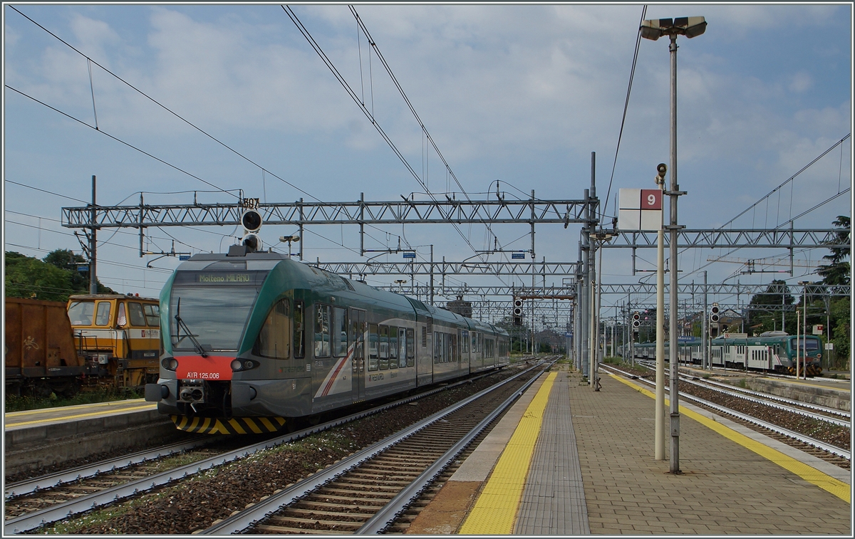 Der Trenord ATR 125 006 verlässt Monza Richtung Milano. 
22. Juni 2015