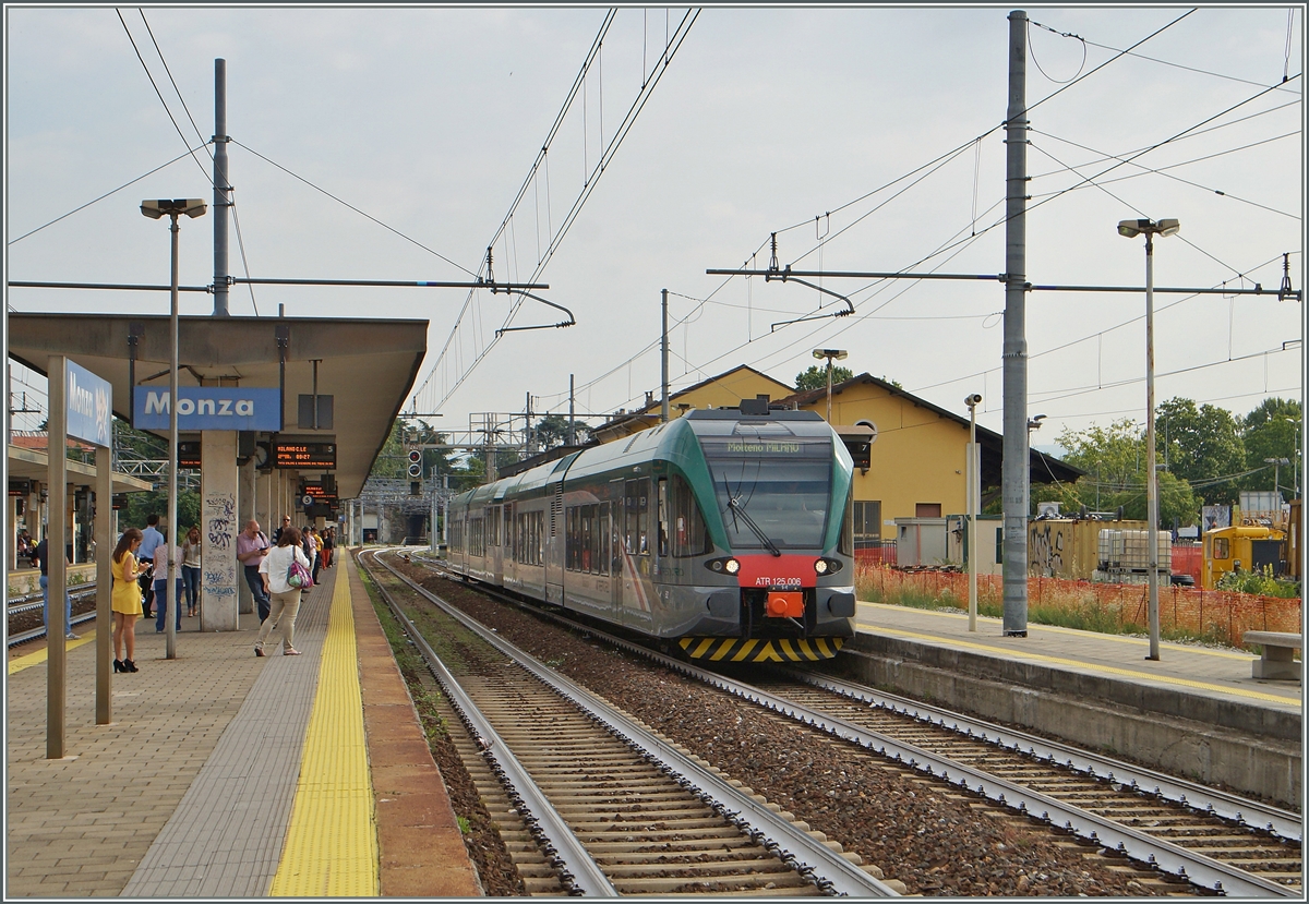 Der Trenord ATR 125.006 verlässt Monza Richtung Milano. 
22. Juni 2015
