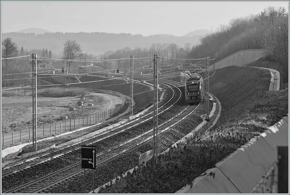 Der Trenord ETR 425 023 ist als RE 5317 von Port Ceresio nach Milano Porta Garibaldi unterwegs, hat bei km 7.252 die Abzweigung P.M. Bevera hinter sich gelassen und erreicht nun eines der Schilder, welches Zügen der Gegenrichtung auf diese Abzweigung aufmerksam machen.

5. Jan. 2019