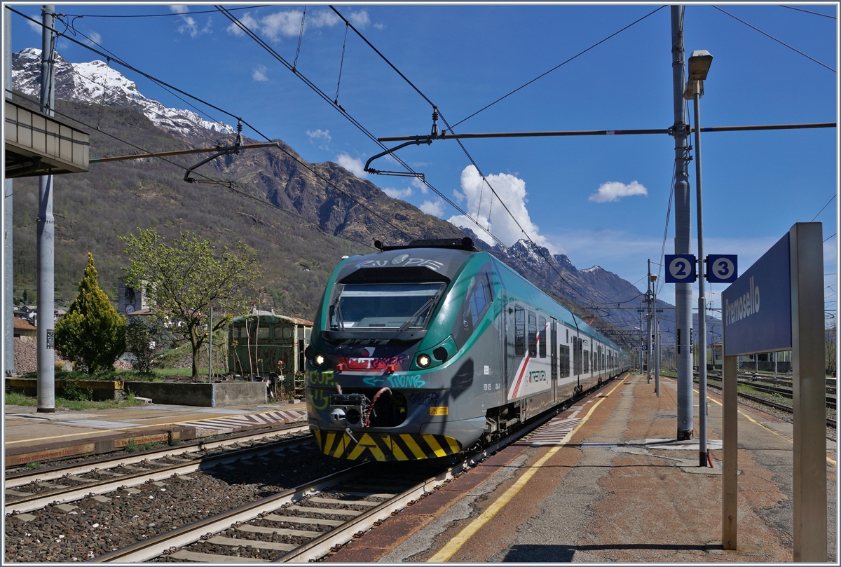 Der Trenord ETR 425 026 und ein weiterer erreichen Premosello-Chiovenda. 

Auch in Italien kommet es hin und wieder vor, dass Züge Verspätung haben. Dieser Zug aber, mit welche ich nach Domodossola fuhr überraschte aber dann doch: Pünktlich fur er in Premosello ab, hielt planmässig in Vogogna Ossola fuhr dann weiter durch die schöne Landschaft, am Domo II vorbei und schon blad plärte der Lautsprecher, und gab die baldige Ankunft in Domodossola bekannt. Ich klopfte auf die Uhr, die wohl stehen geblieben war, doch zu meinem Erstaunen erreicht der Trenord Regionalzug 10410 Domodossola fast 10 Minuten vorzeitig! 

8. April 2019