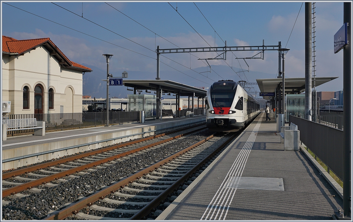 Der Trenord ETR 524 204 erreicht von Albate-Camerlata kommend als S40 nach Varese die Station Stabio, links im Bild, ein Teil des Empfangsgebäudes von 1926.
16. Jan. 2018