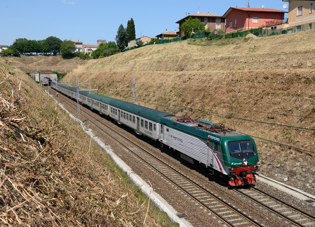 Der  TRENORD  Wendezug REG 2091 wurde am 18.05. von der 464 237 nach Verona gezogen, und von mir in San Giorgio in Salici fotografiert.