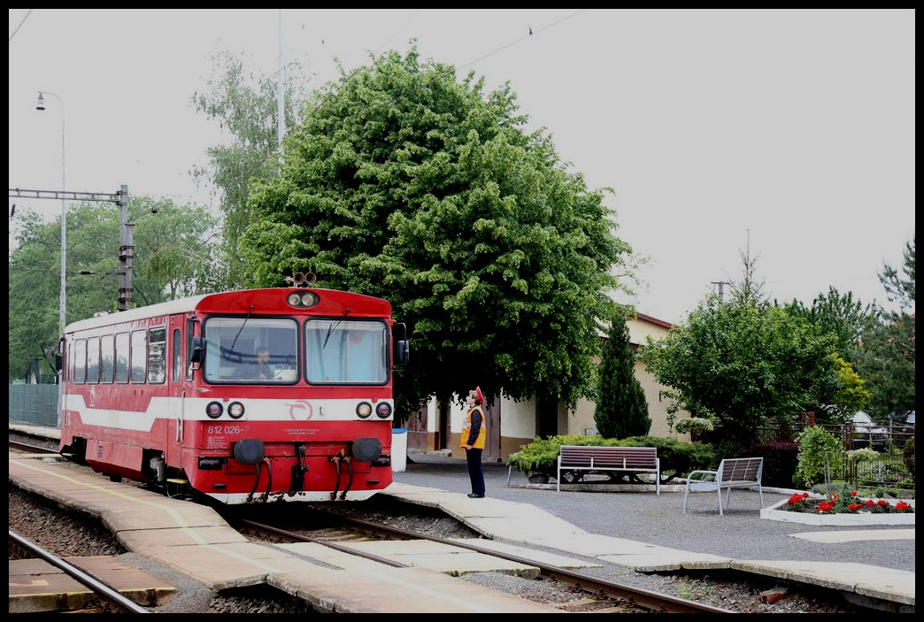Der Triebfahrzeugführer des 812026-7 als Zug 5823 nach Zlate Moravce wird am 16.5.2019 um 14.25 Uhr durch die Fahrdienstleiterin des Bahnhof Ulany nad Zitavou abgefertigt.