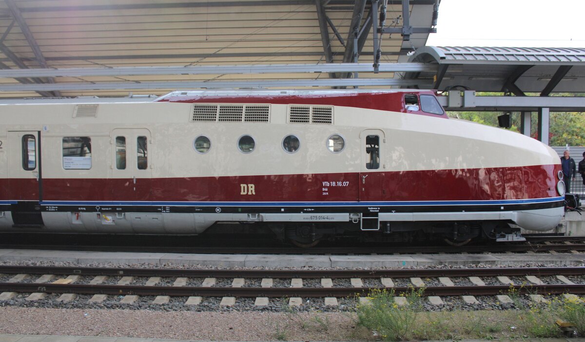 Der Triebkopf DR VTb 18.16.07 (95 80 0675 014-4 D-SVTG) am 01.10.2026 in Erfurt Hbf. Der SVT G�rlitz war als DZ 93506 von Dresden Hbf nach K�ln Hbf unterwegs.