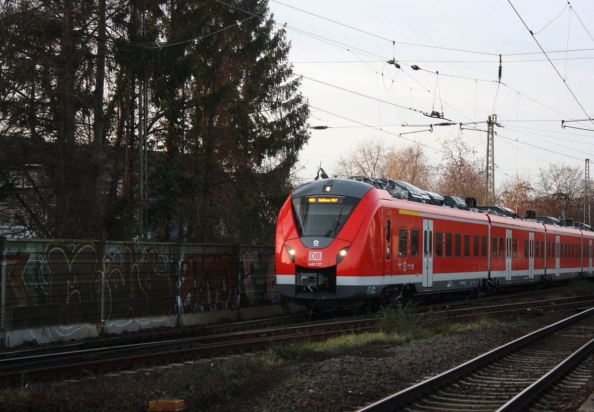 Der Triebwagen 1440 227 der DB Regio NRW auf der Linie RE 8 (Mönchengladbach - Koblenz) bei der Einfahrt in Niederdollendorf in Richtung Koblenz.

Niederdollendorf
28.12.2019