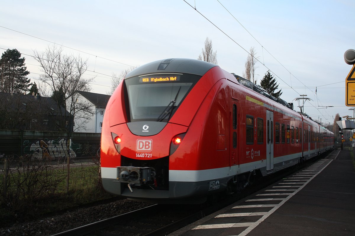 Der Triebwagen 1440 721 der DB Regio NRW auf der Linie RE 8 (Koblenz - Mönchengladbach) bei
der Ausfahrt aus Niederdollendorf in Richtung Köln und weiter nach Mönchengladbach.

Niederdollendorf
28.12.2019