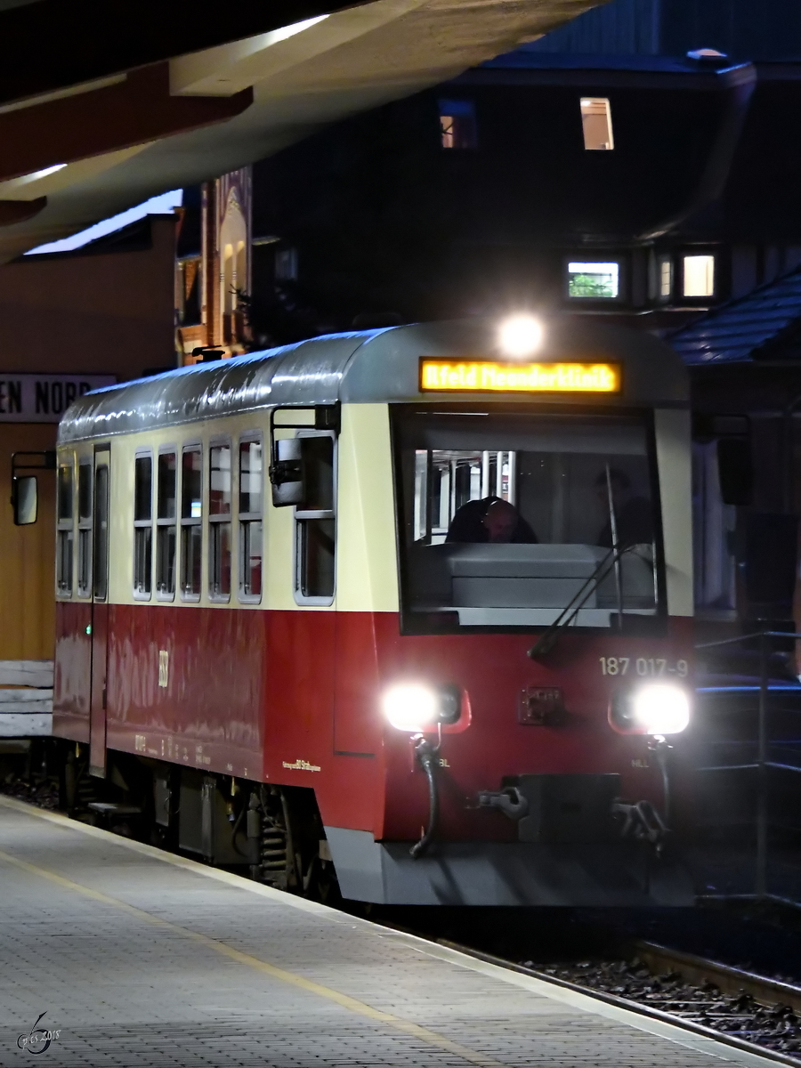 Der Triebwagen 187 017-9 nach der morgendlichen Ankunft am Bahnhof Nordhausen. (September 2018)