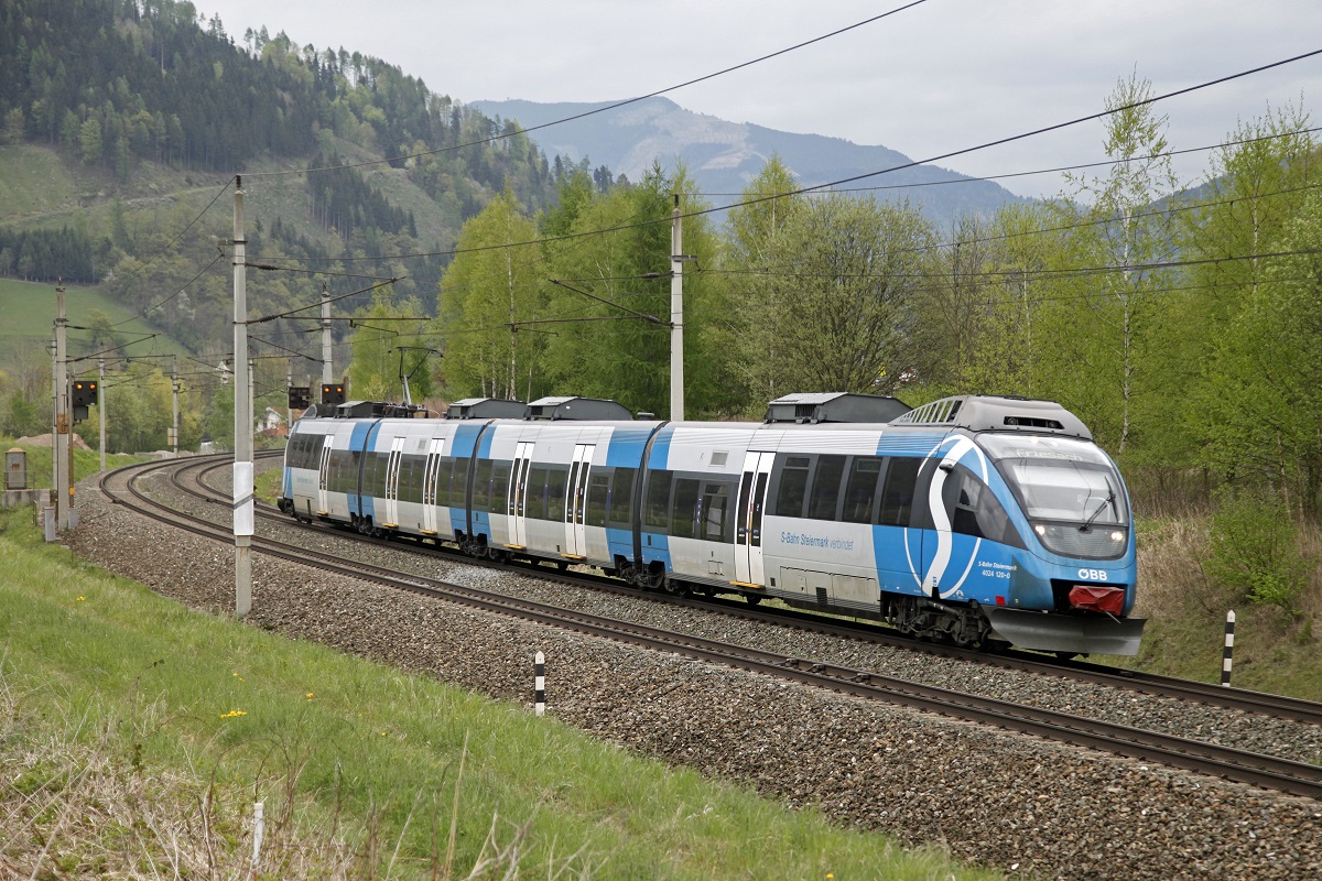 Der Triebwagen 4024 120 wirbt für die S-Bahn Steiermark und besitzt daher eine blaue Sonderlackierung. Das Bild entstand am 28.04.2015 in der Nähe von Bruck an der Mur.