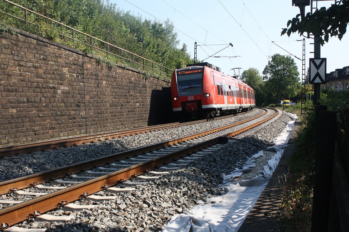 Der Triebwagen 425 592-3 der DB Regio NRW auf der Linie RB 27 (Koblenz - Rommerskirchen) auf der Fahrt zwischen Rhöndorf und Königswinter in Königswinter. 

Ab Fahrplan wechsel 2019 kommt es zur Neuerung auf denn Linien RE 8 und RB 27.
Hier die Neuerung für die RB 27. 
  
Auf der Strecke der RB 27 wird es zu einem neuen Laufweg kommen: Ab dem Fahrplanwechsel im Dezember 2019 fahren die Züge über den Flughafen Köln/Bonn. Der Grund dafür ist der Tausch des Laufweges mit der Linie RE 8. Das Angebot der DB Regio AG umfasst den Einsatz von Gebrauchtfahrzeugen, elektrischen Triebzügen des Typs ET 425, die im Vorfeld der Betriebsaufnahme noch eine umfassende Modernisierung im Sinne eines Re-Design erfahren. Die ET 425 sind bereits seit Jahren erfolgreich im Einsatz, beispielsweise auf der heutigen Linie des RE 8. Eine Aufwertung des Komforts für die Fahrgäste wird es durch eine neue Sitzpolsterung und eine Ausstattung mit Steckdosen geben. Zudem werden eine Videoüberwachung, automatische Fahrgastzählsysteme und Fahrgastinformationskomponenten installiert. Die Fahrzeuge sind geeignet für Bahnsteighöhen zwischen 38 und 76 Zentimetern. Bei einer Einfachtraktion haben die Züge 210 Sitzplätze, in Doppeltraktion erhöht sich die Kapazität auf 420 Sitzplätze.

Quelle: NVR Startseite  | SPNV-Wettbewerbsverfahren  | Abgeschlossene Verfahren  |  RB 27

Bild aufgenommen am 18.08.2018