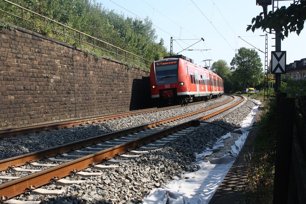 Der Triebwagen 425 592-3 der DB Regio NRW auf der Linie RB 27 (Koblenz - Rommerskirchen) auf der Fahrt zwischen Rhöndorf und Königswinter in Königswinter. 

Ab Fahrplan wechsel 2019 kommt es zur Neuerung auf denn Linien RE 8 und RB 27.
Hier die Neuerung für die RB 27. 
  
Auf der Strecke der RB 27 wird es zu einem neuen Laufweg kommen: Ab dem Fahrplanwechsel im Dezember 2019 fahren die Züge über den Flughafen Köln/Bonn. Der Grund dafür ist der Tausch des Laufweges mit der Linie RE 8. Das Angebot der DB Regio AG umfasst den Einsatz von Gebrauchtfahrzeugen, elektrischen Triebzügen des Typs ET 425, die im Vorfeld der Betriebsaufnahme noch eine umfassende Modernisierung im Sinne eines Re-Design erfahren. Die ET 425 sind bereits seit Jahren erfolgreich im Einsatz, beispielsweise auf der heutigen Linie des RE 8. Eine Aufwertung des Komforts für die Fahrgäste wird es durch eine neue Sitzpolsterung und eine Ausstattung mit Steckdosen geben. Zudem werden eine Videoüberwachung, automatische Fahrgastzählsysteme und Fahrgastinformationskomponenten installiert. Die Fahrzeuge sind geeignet für Bahnsteighöhen zwischen 38 und 76 Zentimetern. Bei einer Einfachtraktion haben die Züge 210 Sitzplätze, in Doppeltraktion erhöht sich die Kapazität auf 420 Sitzplätze.

Quelle: NVR Startseite  | SPNV-Wettbewerbsverfahren  | Abgeschlossene Verfahren  |  RB 27

Bild aufgenommen am 18.08.2018