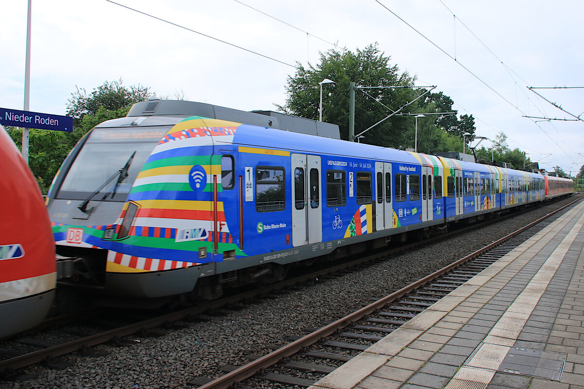 Der Triebwagen 430 109 am 01.07.2024 als Werbefahrzeug f�r die  UEFA Euro2024  als zweites Fahrzeug in einem Langzug auf der S1 im Bahnhof Rodgau Nieder-Roden