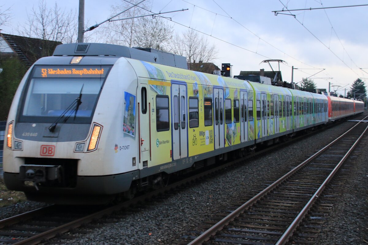 Der Triebwagen 430 140 am 24.03.2024 als Werbetr�ger f�r das  Deutschland-Ticket  als f�hrendes Fahrzeug in einem Langzug auf der S1 im Bahnhof Rodgau Nieder-Roden