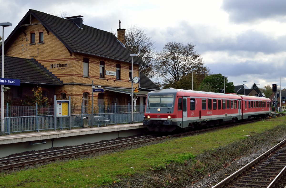 Der Triebwagen 628 497 vor dem alten Empfangsgeb�ude in Neuss Holzheim....
er ist als RB 38 nach Neuss unterwegs. 10.11.2013