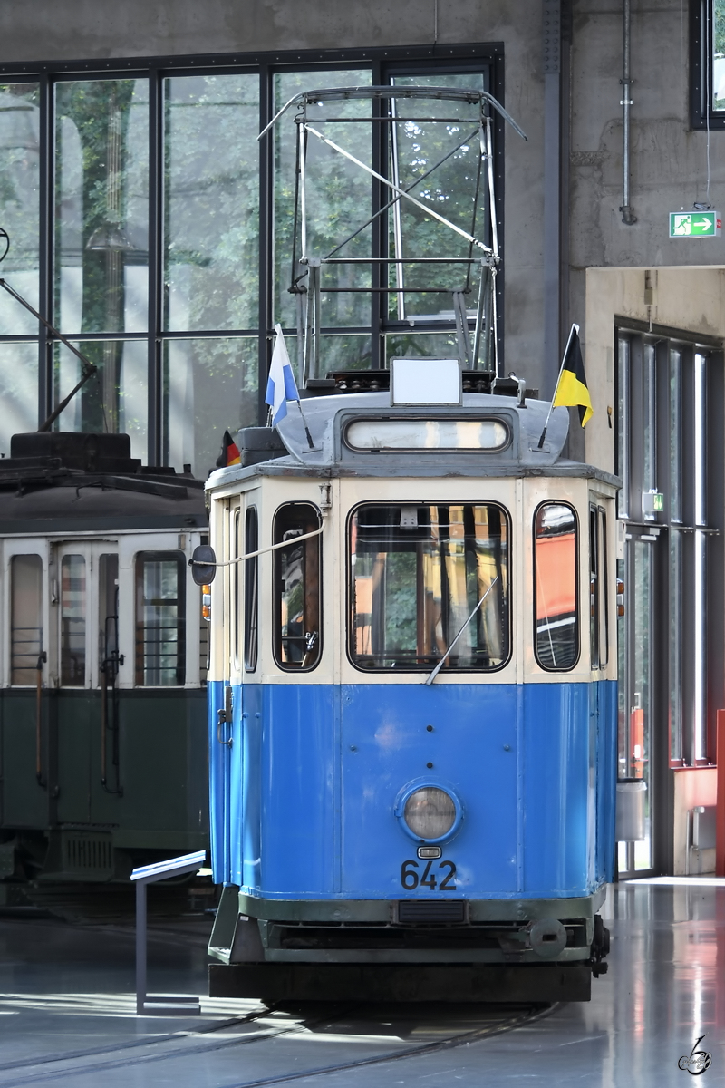 Der Triebwagen 642 vom Typ F 2.10 der Städtischen Straßenbahnen München wurde 1930 gebaut. (Verkehrszentrum des Deutsches Museums München, August 2020) 