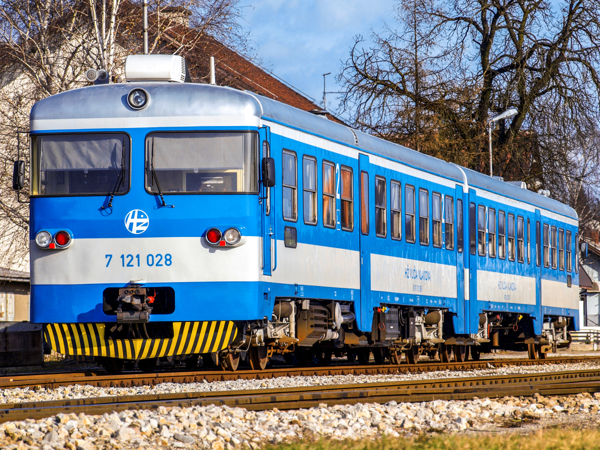 Der Triebwagen 7121 028 erschien nach der Hauptausbesserung im Dezember 2010 als erster grundlegend modernisierter VT seiner Baureihe. Neben elektonischer Zugzielanzeige und LED-Beleuchtung wurden auch eine komplett neue Innenraumausstattung sowie Bestuhlung eingebaut. Kurz nach Mittag des 09.01.2011. ist der Triebwagen als Regionalzug 3121 aus Djurmanec in Zabok eingetroffen und wurde von mir bei der Betankung bildlich festgehalten.