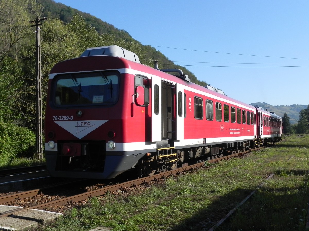 Der Triebwagen 78-3209-0 der  TFC  brachte mich am 30.08.2013 von Cluj Napoca nach Oradea. Das Foto entstand am 30.08.2013 um 09:30 Uhr bei einem Zwischenhalt whrend des Wartens auf den Gegenzug. 