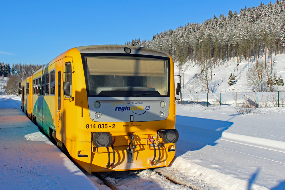 Der Triebwagen 814 035 steht am 18.01.2017 im Bahnhof Johangeorgenstadt und wartet hier auf seine Rückfahrt als Os 17113 nach Karlovy Vary. Noch wenige Tage zuvor wurde
genau diese Leistung von einer 742 mit 2 Wagen erbracht, derzeit sind aber auf dem
 Böhmischen Semmering  ausschließlich Triebzüge der Reihen 810, 814 und 844
unterwegs.