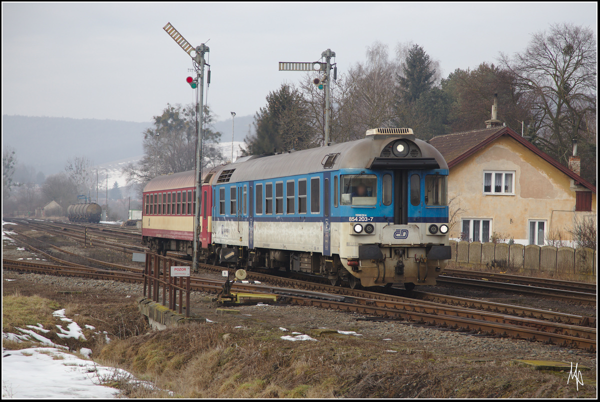 Der Triebwagen 854 203 passiert gerade die beiden Formsignale im Bahnhof Nemotice. (19.02.2017)