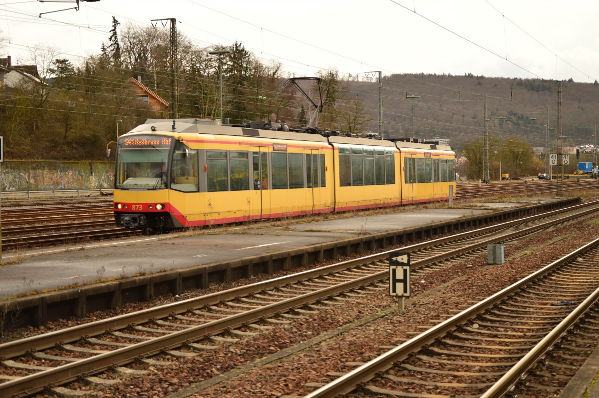 Der Triebwagen 873 der AVG als S41 kommt gerade aus Mosbach Baden in Neckarelz eingefahren, macht hier Kopf und fährt dann nach Heilbronn weiter. 2.3.2015