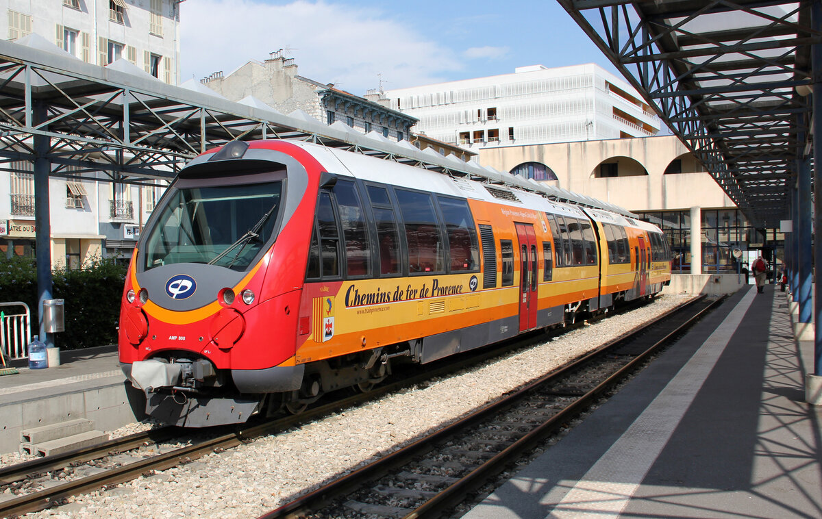 der Triebwagen AMP 808 wartet in Nizza auf die Abfahrt in Richtung Digne. Nizza, 29.08.2019