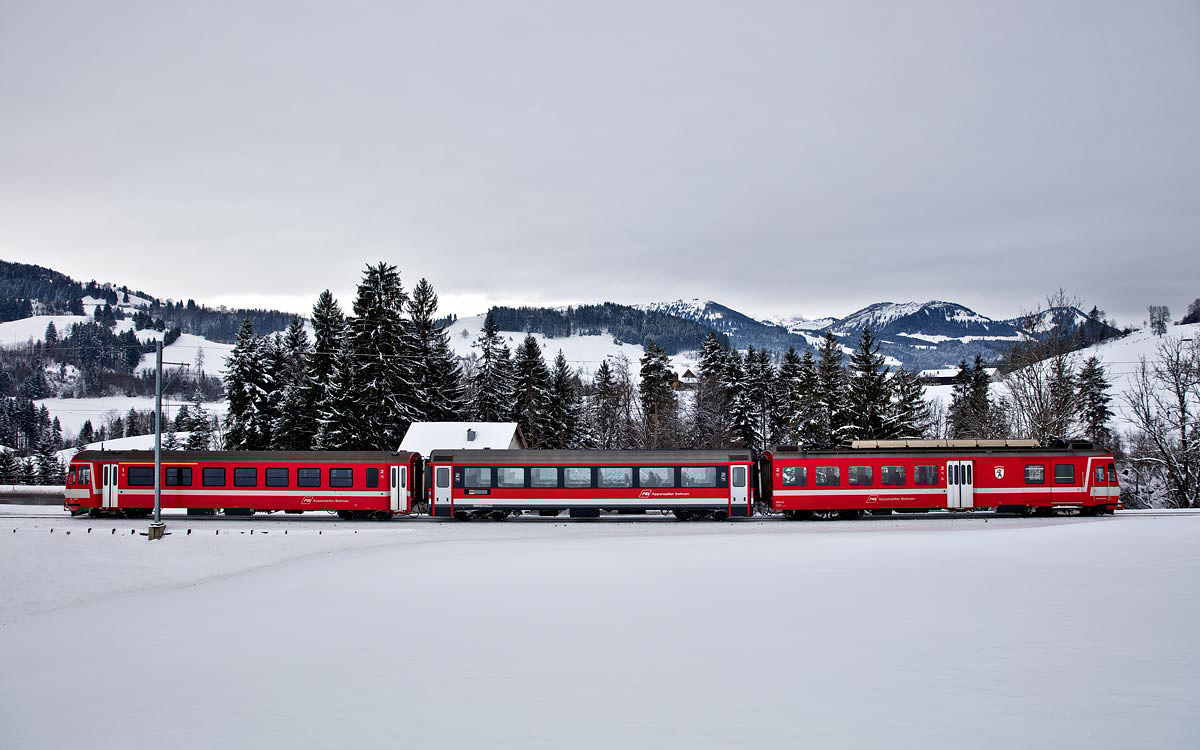 Der Triebwagen BDe 4/4 42  Herisau  fährt in Waldstatt mit der S23 nach Wasserauen vorüber.Bild vom 10.1.2017