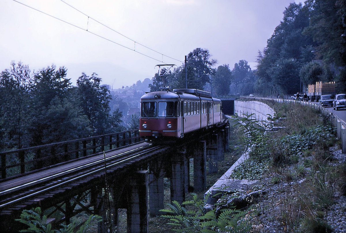 Der Triebwagen BDe 8/8 3 der Bremgarten-Dietikon Bahn fährt von der alten Station Felsenau her in den Bahnhof Bern ein. Heute ist hier die Strecke gänzlich unterirdisch. 1.Oktober 1969 